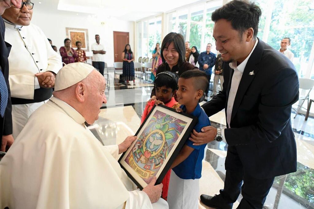 Pope Francis met some of the poor, refugees and elderly people of the Community of Sant'Egidio upon his arrival in Indonesia